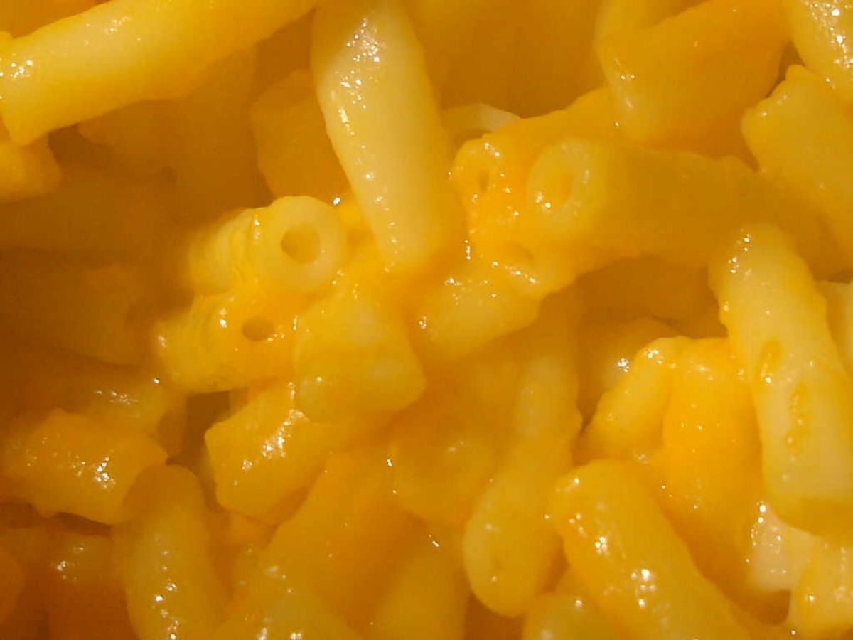 close up of mac and cheese