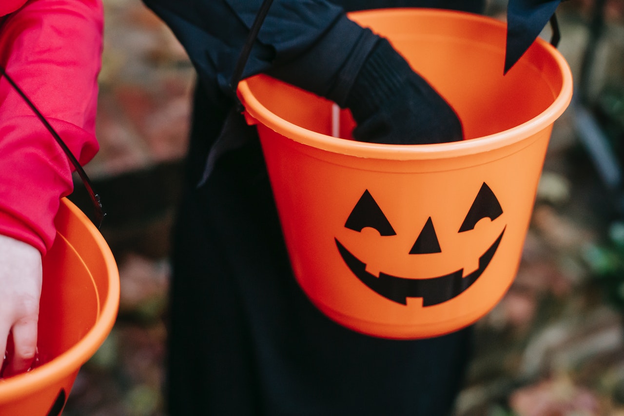 Walmart Is Selling A Box With 488 Pieces Of Halloween Candy