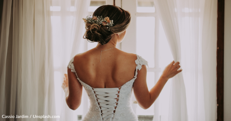 Bride Spends $550 On A Wedding Cake Fail
