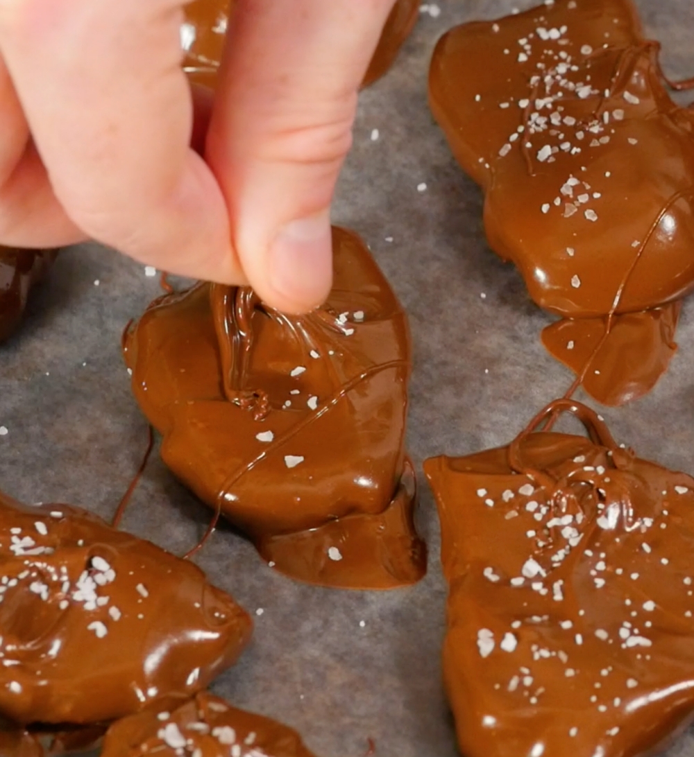 making bacon almond toffee