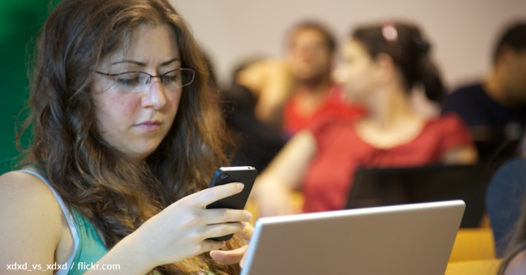 Student Uses New iPhone Feature To Cheat And Shows The Internet How To Do It