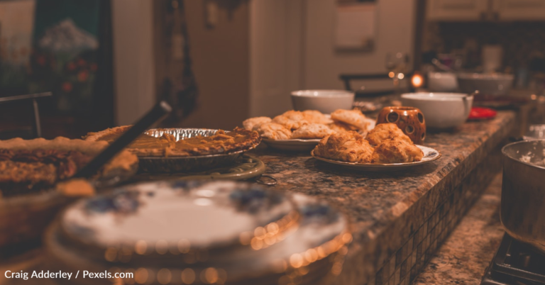 Nobody Shows Up For Woman’s Friendsgiving And The Internet Has Her Back