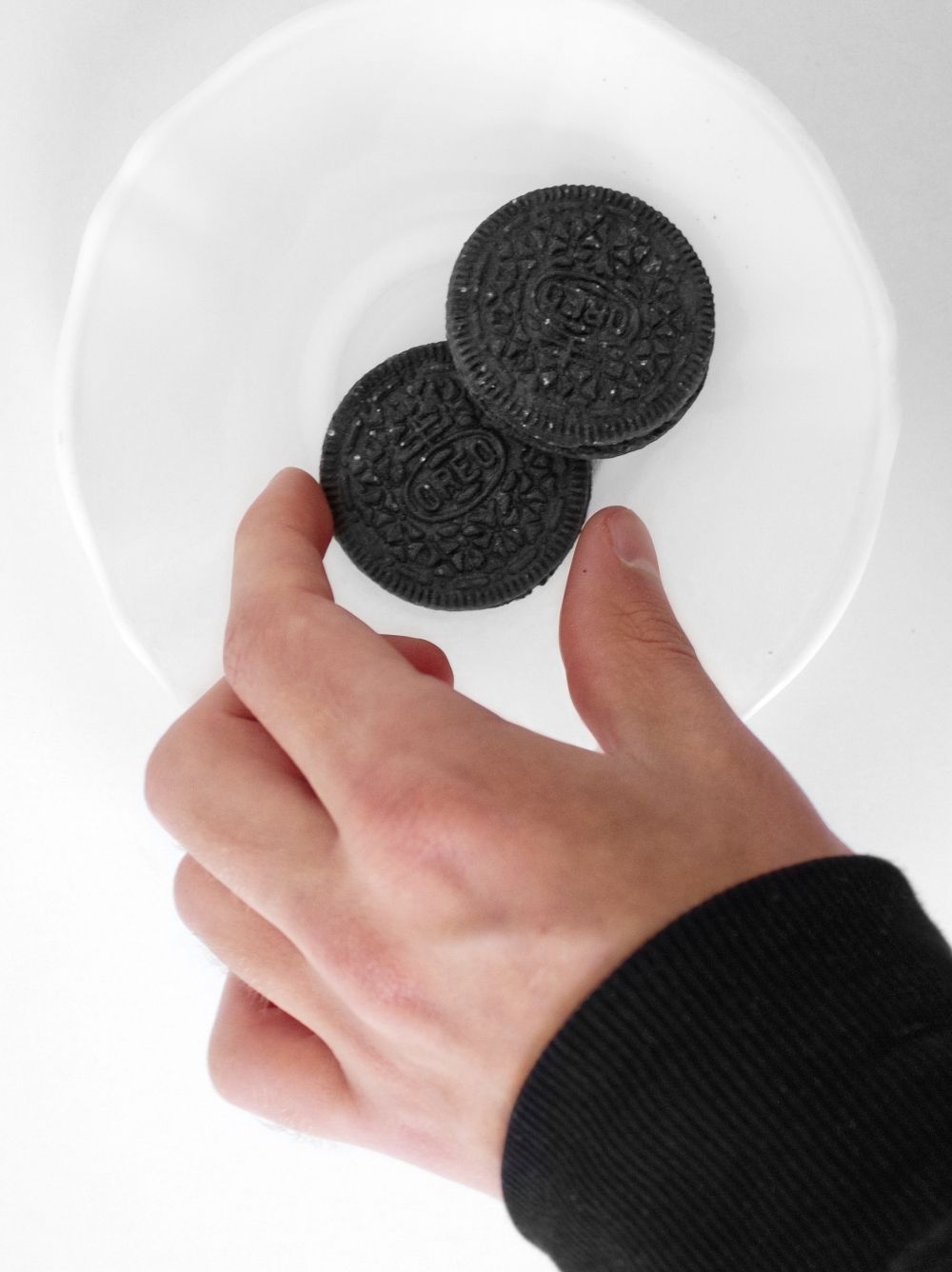 hand reaching for Oreos on a plate