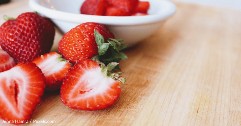 DIY Thanksgiving Strawberries Look Like Tiny Turkeys
