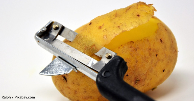 How To Peel Potatoes Quickly With Easy Hack
