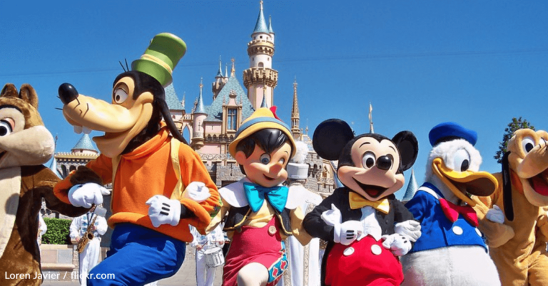 Man Finds “Hidden” Outdoor Seating Area At Disney