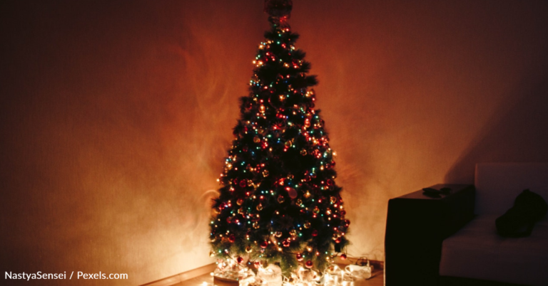 Woman’s Viral Christmas Tree Light Hack Makes Decorating A Breeze