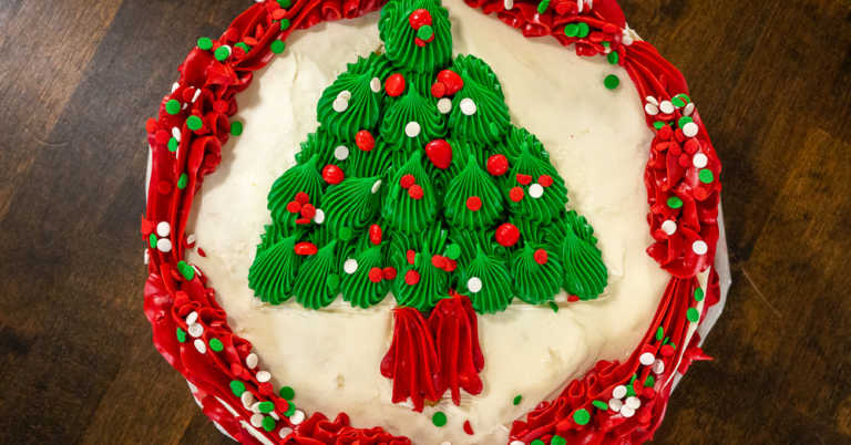 How To – Easy and Festive Christmas Tree Cake Decoration
