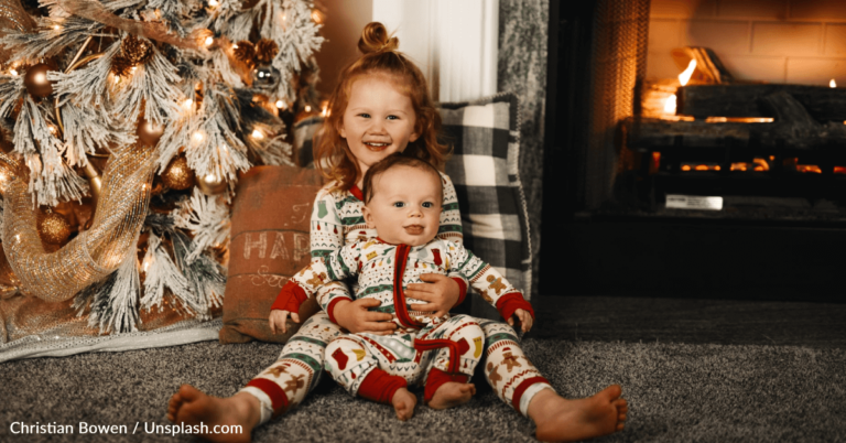 Parents Recreate Christmas Card Of Their Friend’s Kids Every Year