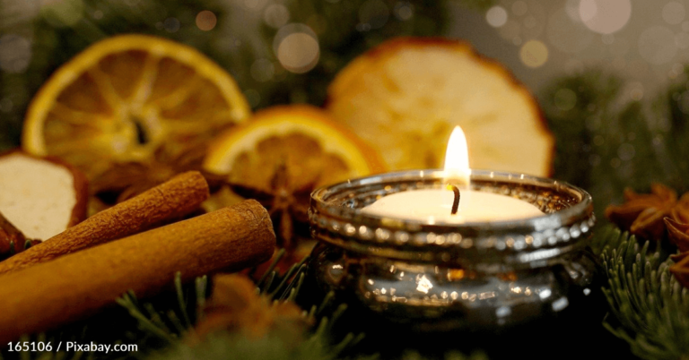 Try This Last Minute DIY Christmas Fragrance