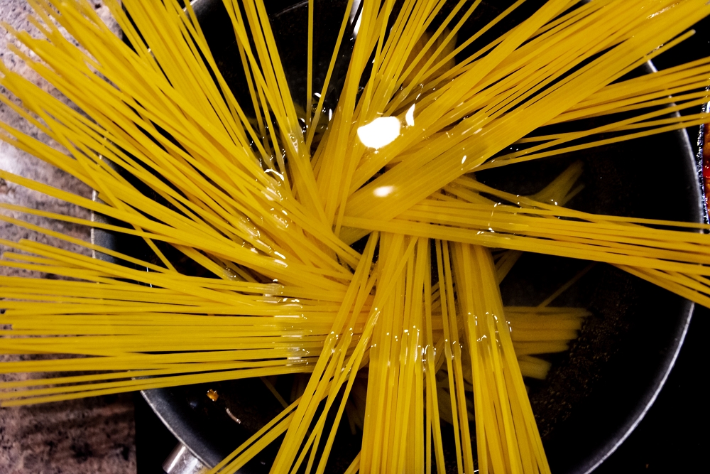 spaghetti in pot of water