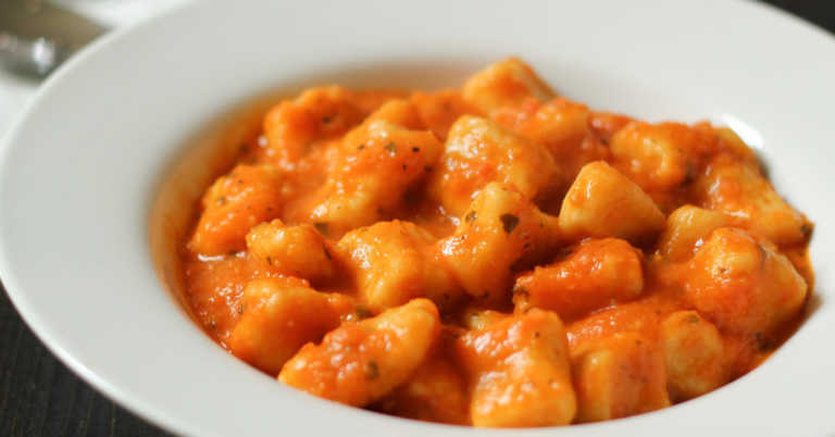 Add This Ingredient To Your Next Tomato Sauce To Make Canned Taste Like Fresh