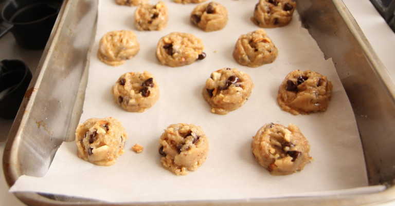 When To Use Aluminum Foil, Parchment Paper, And Wax Paper