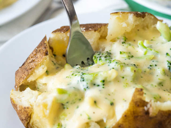 Broccoli-Cheddar-Baked-Potatoes