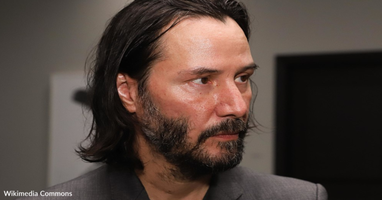 Keanu Reeves Made A Phone Call In A Restaurant That Made One Woman’s Year