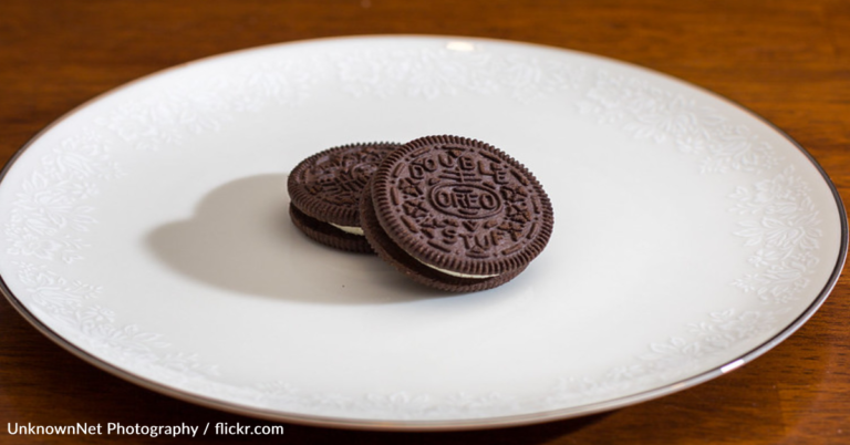 Study Finds ‘Best Way’ To Open Up An Oreo