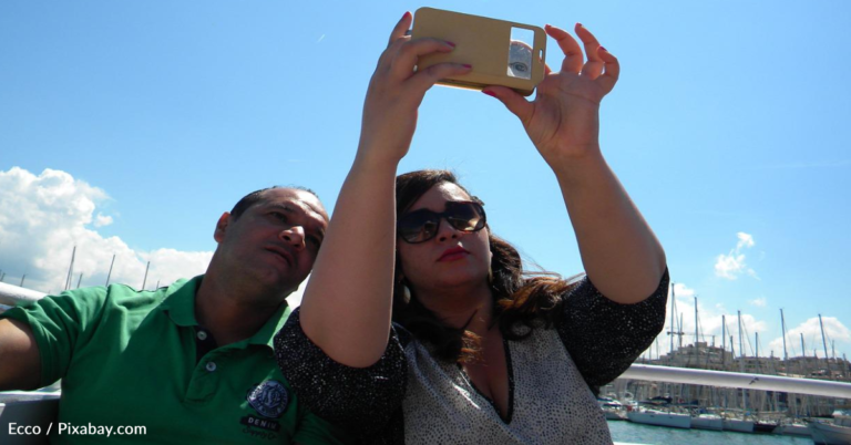 Why You Should Never Post Pictures Of Your Vacation While Traveling
