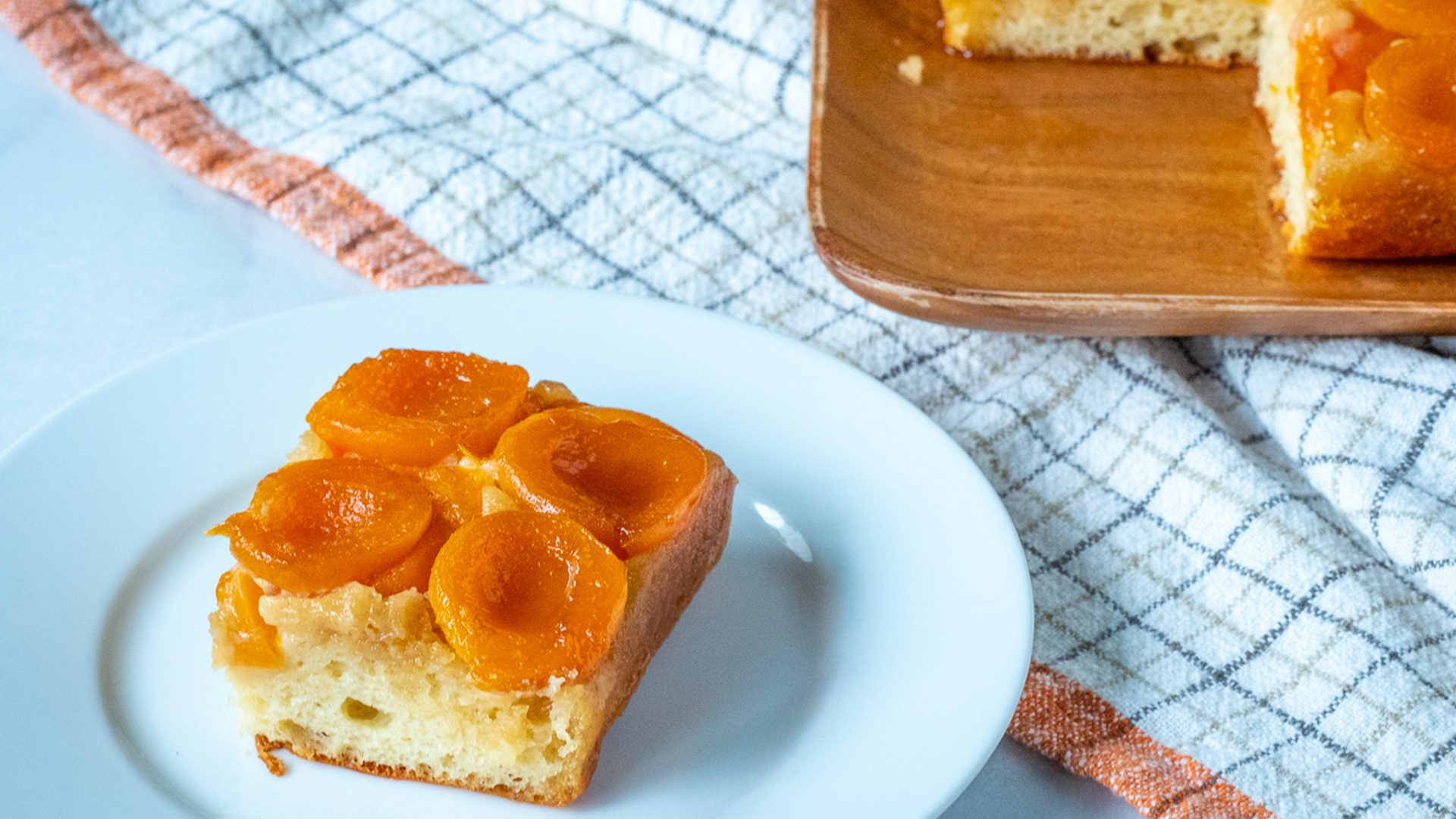 Apricot-vanilla pudding filled bundt cake | Zserbo.com