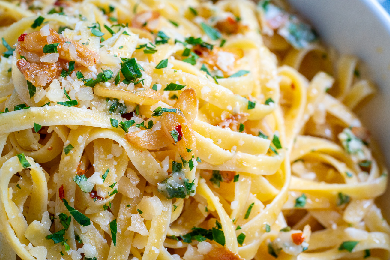 Fettucine Aglio e Olio (I Oy) | 12 Tomatoes