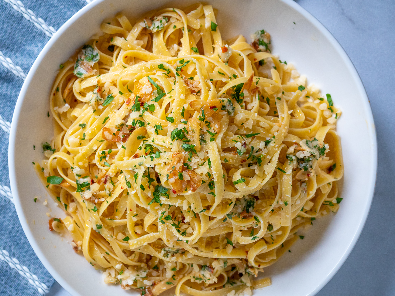 Fettucine Aglio e Olio (I Oy) | 12 Tomatoes