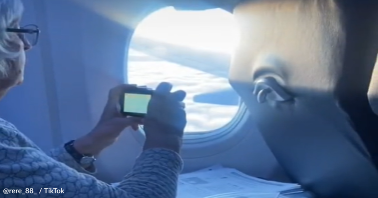 Woman’s Heart Melted When She Say What A Fellow Passenger Was Reading About