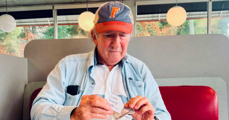 Man In Florida Has Given Away $13,000 To Complete Strangers With The Note “Love Every Body”