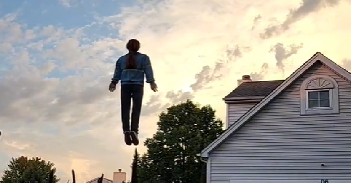 “stranger Things” Halloween Display Shows Max Levitating In The Air 12 Tomatoes 2442