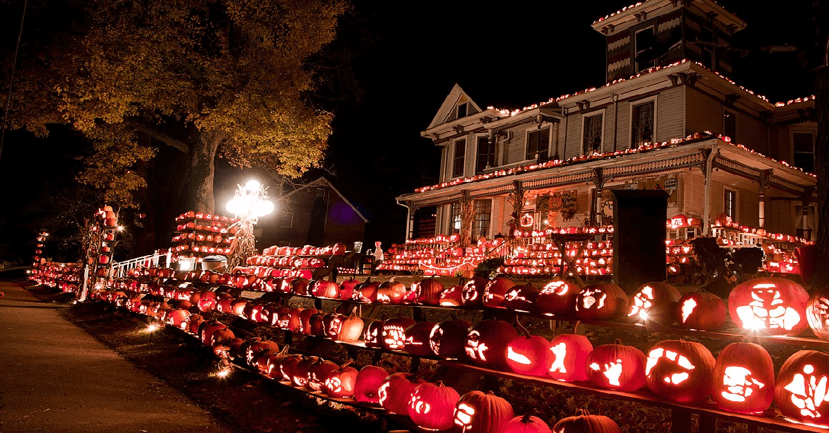 Man Decorates “Pumpkin House” With 3,000 Jack-O-Lanterns Every Year ...
