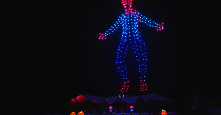 Homeowner Creates 400ft Tall Halloween Light Display 12 Tomatoes 1773