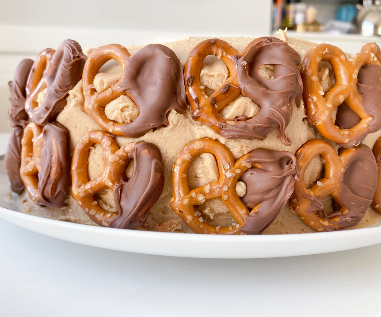 Decorate on the sides with pretzels and place a pile of peanuts in the center of the cake. Refrigerate until ready to cut into slices and serve.