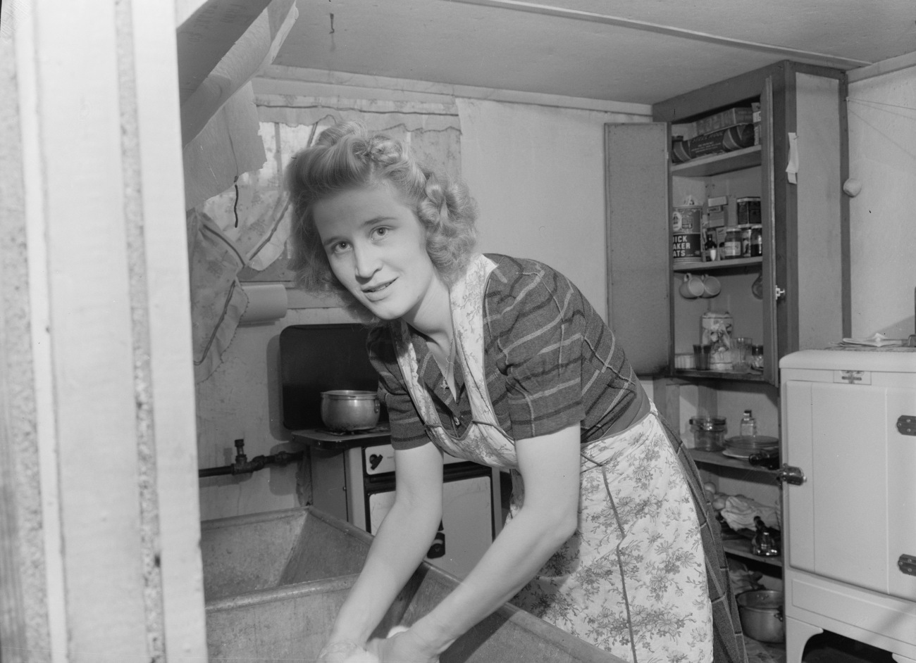 WWII housewife doing dishes