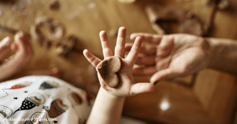 Mom And Daughter Do Random Acts Of Kindness Every Week To Help Strangers Feel Good