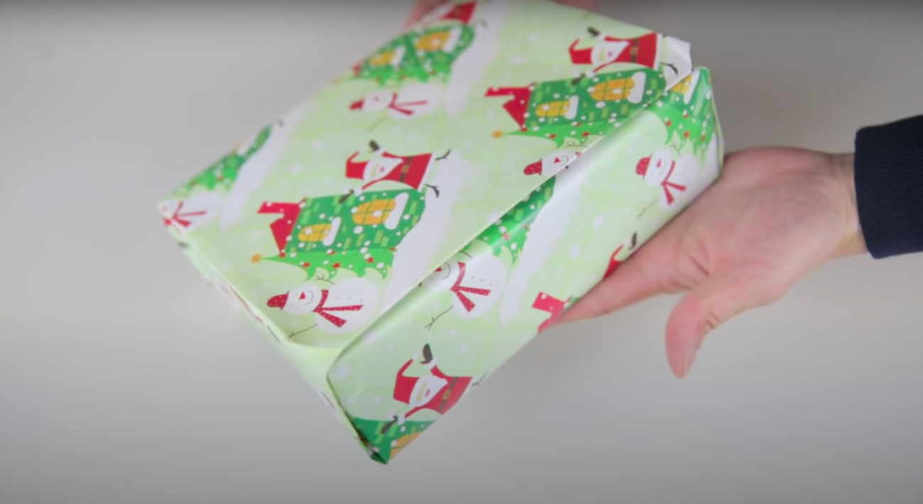 How to Wrap a Gift Without Tape: Gift-Wrapping Hack