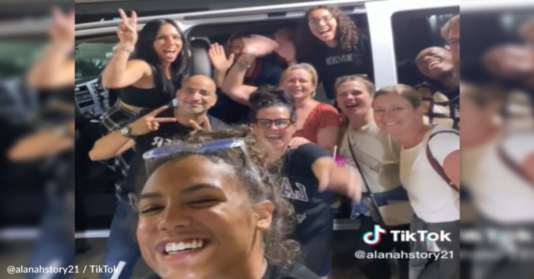 13 Strangers Rent A Van To Travel Together After Their Flight Is Cancelled