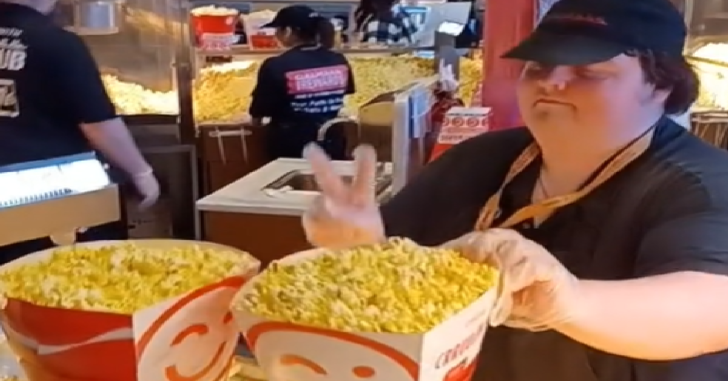 “Popcorn Guy” Goes Viral For Impressive Snack-Serving Skills | 12 Tomatoes