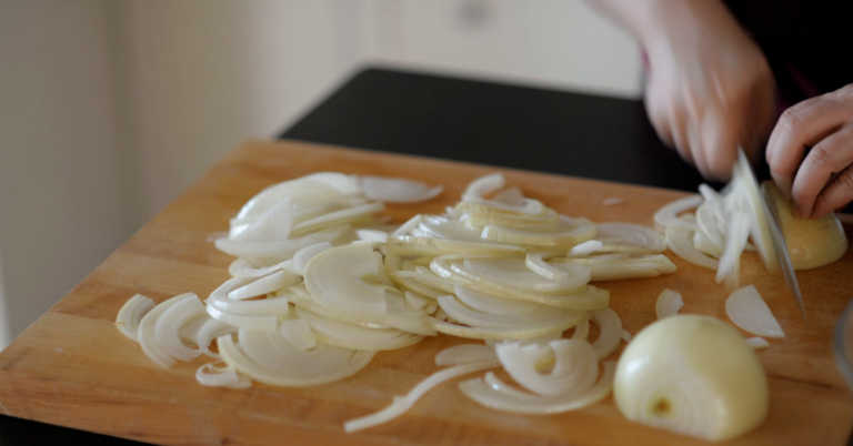 Change The Strength Of An Onion’s Flavor By Cutting It Differently