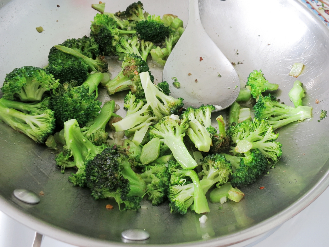 Add broccoli to pan and cook for 2 minutes without stirring. Stir once and cook for 2-3 more minutes. Turn heat off. Add garlic and allow to cook for 1 minute.
