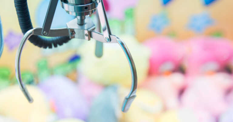 A Claw Game Pro Wins Stuffed Animal For A Working Restaurant Employee To Make Her Day