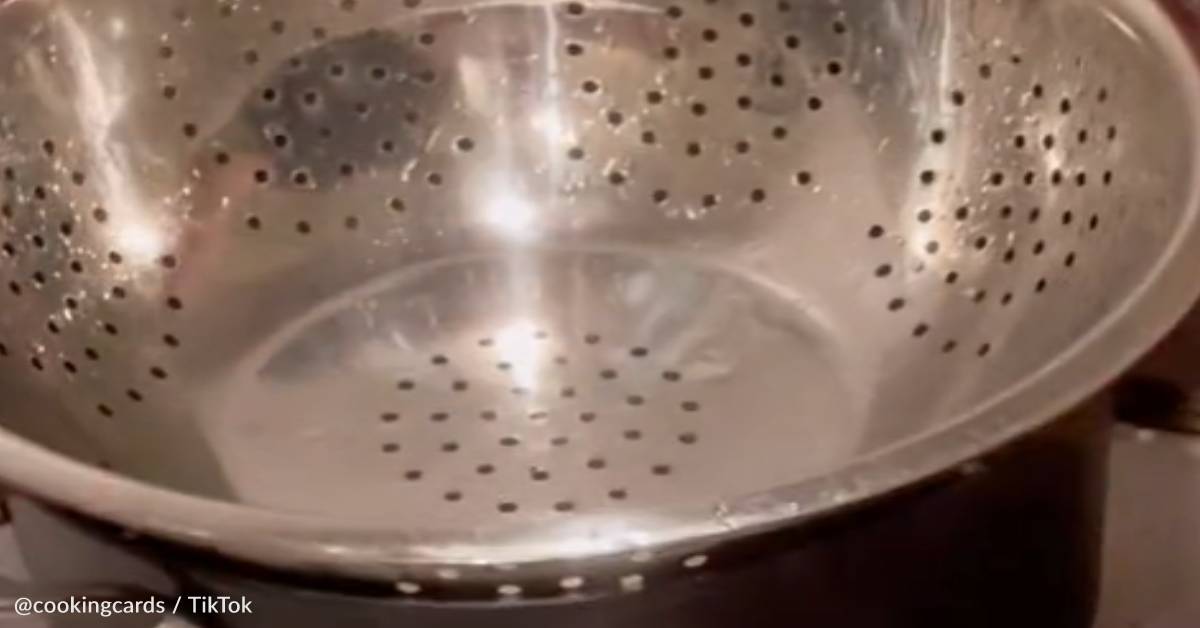 Woman Demonstrates The “Right” Way To Use A Colander 12 Tomatoes