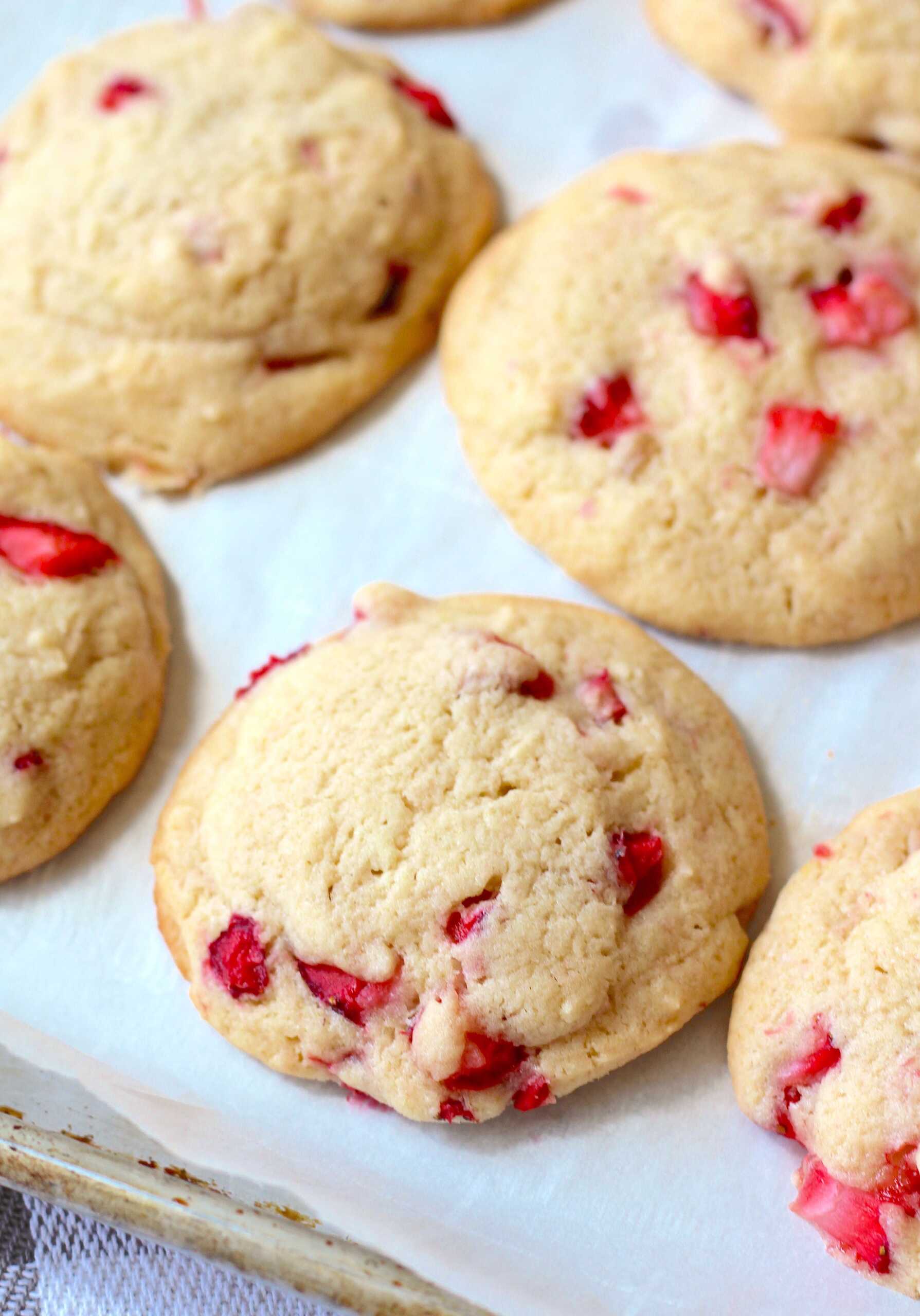 Fresh strawberry cookies 4-min