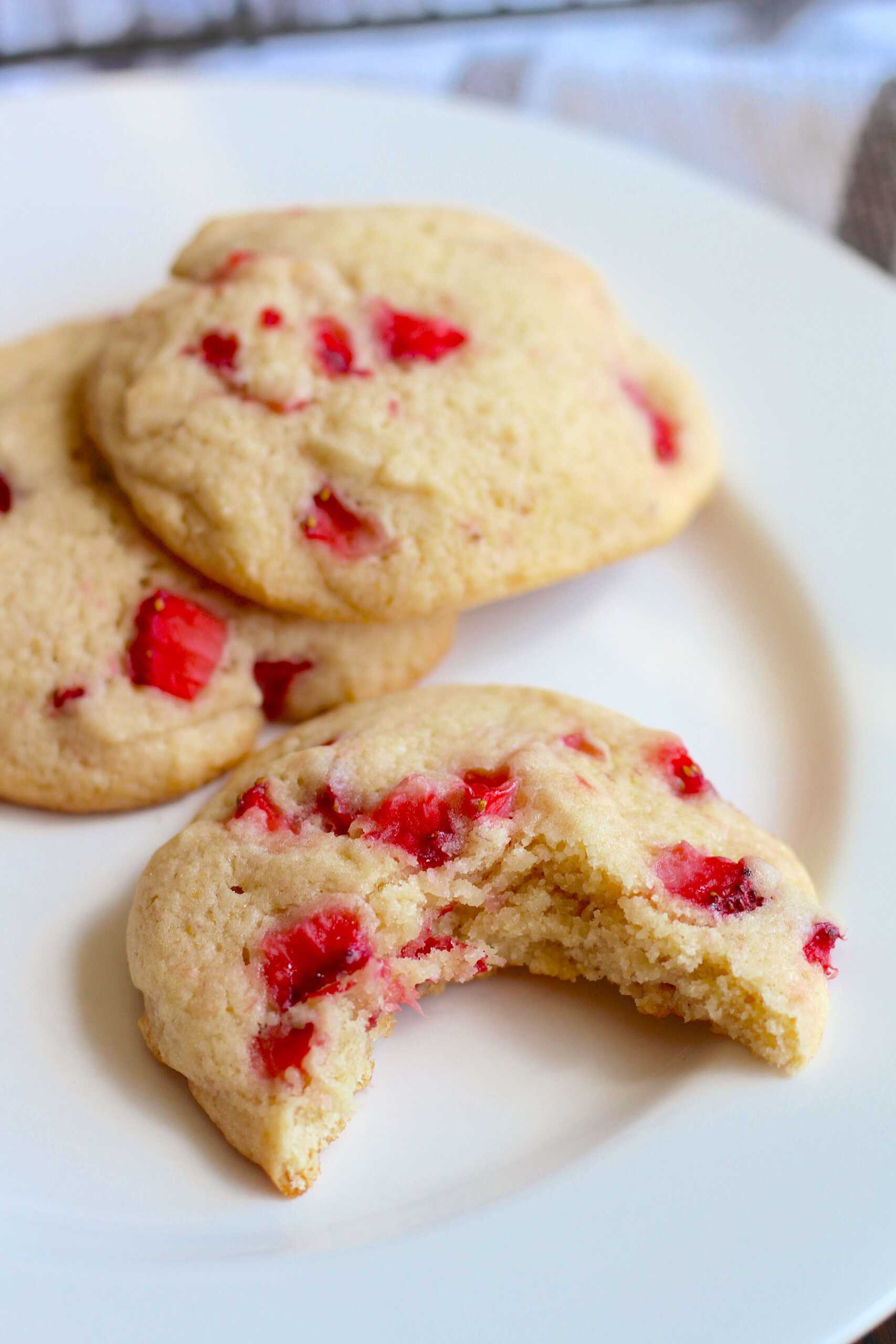 Fresh strawberry cookies 8-min
