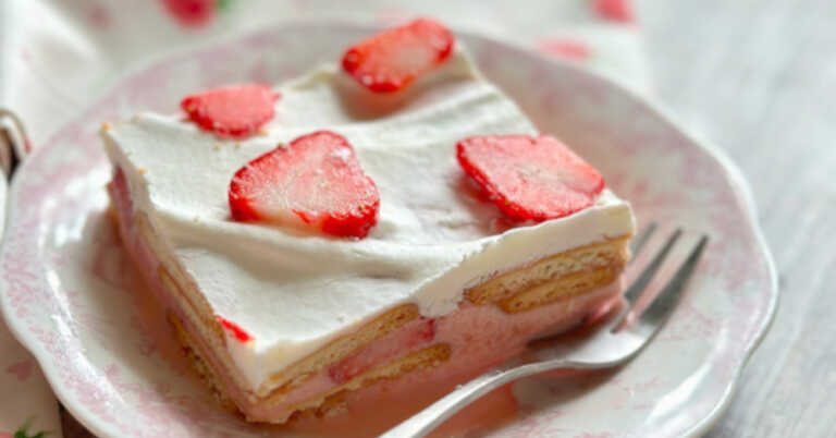 Carlota de Fresa (Mexican Frozen Strawberry Cake)