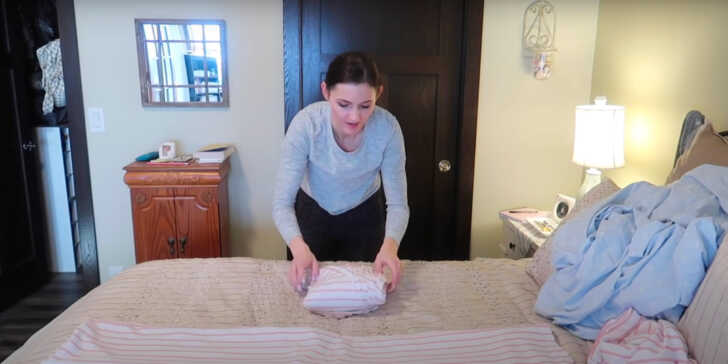 How To Fold Fitted Sheets The Lazy Way | 12 Tomatoes