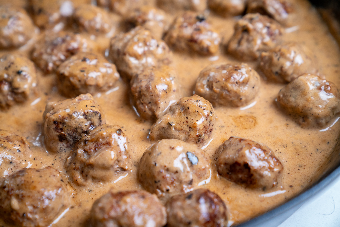 https://cdn.greatlifepublishing.net/wp-content/uploads/sites/2/2023/08/16105628/Copycat-Ikea-Meatballs-Horizontal-5.jpg