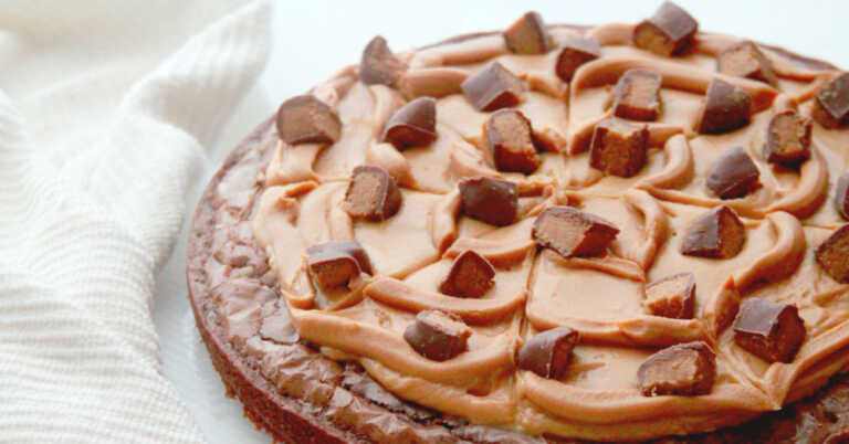 Chocolate Peanut Butter Brownie Pizza