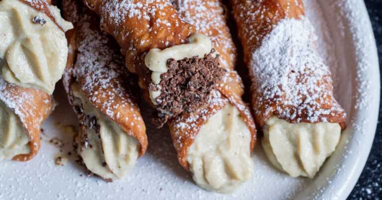 Fresh Pistachio-Filled Cannoli