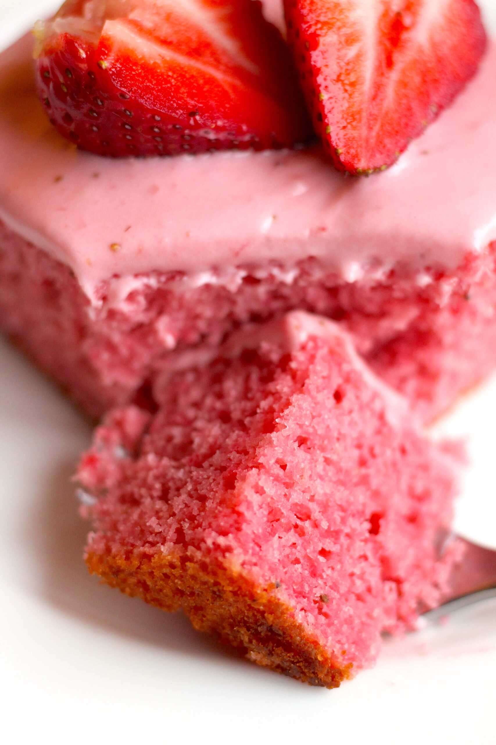 Double Strawberry Cake 16-min