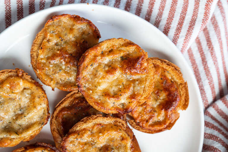 Sandwich Crust Garlic Rolls