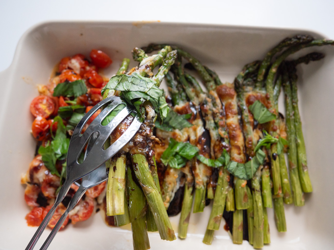 Baked Asparagus Caprese
