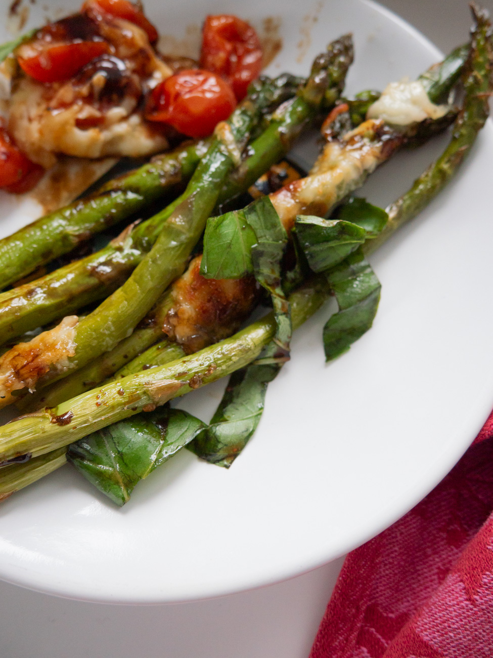 Baked Asparagus Caprese
